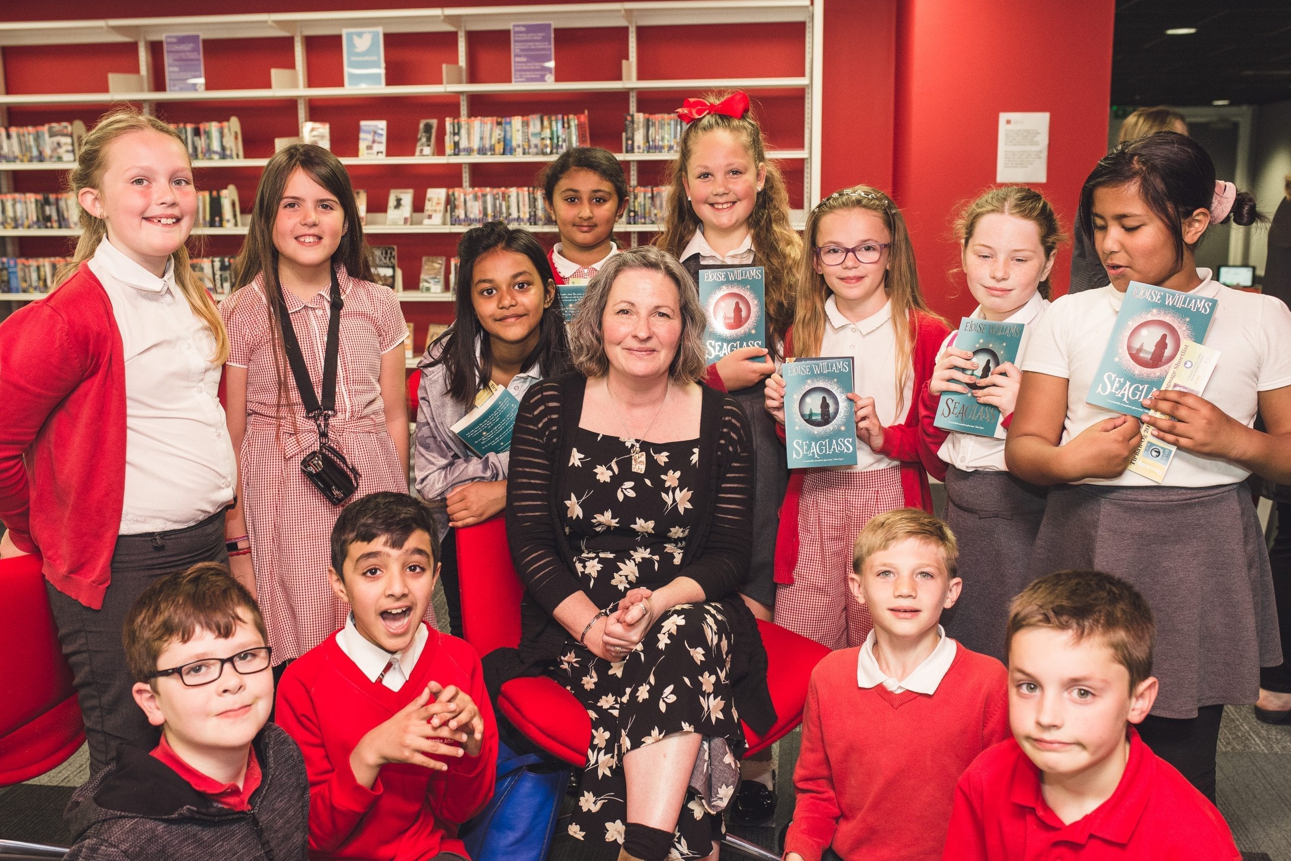 Taith awdur wedi'i threfnu gan Gyngor Llyfrau Cymru yn dangos Eloise Williams, Children's Laureate Wales, gyda chriw o blant ysgol