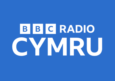logo-BBC Radio Cymru ar gefndir glas