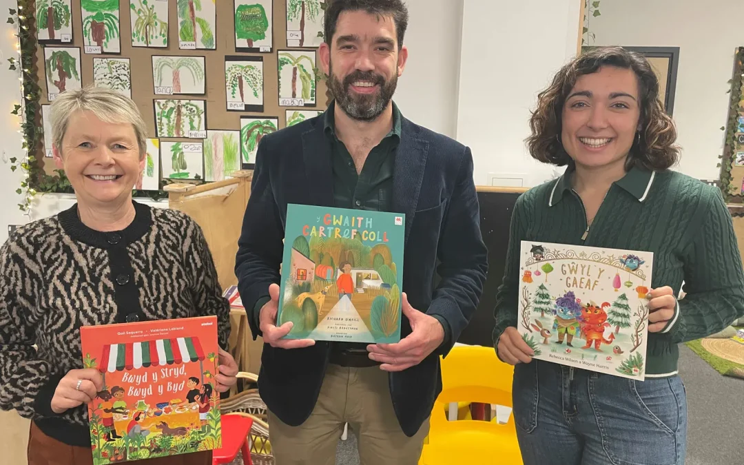 Plethu pobl drwy lyfrau – Cynllun Rhyngom