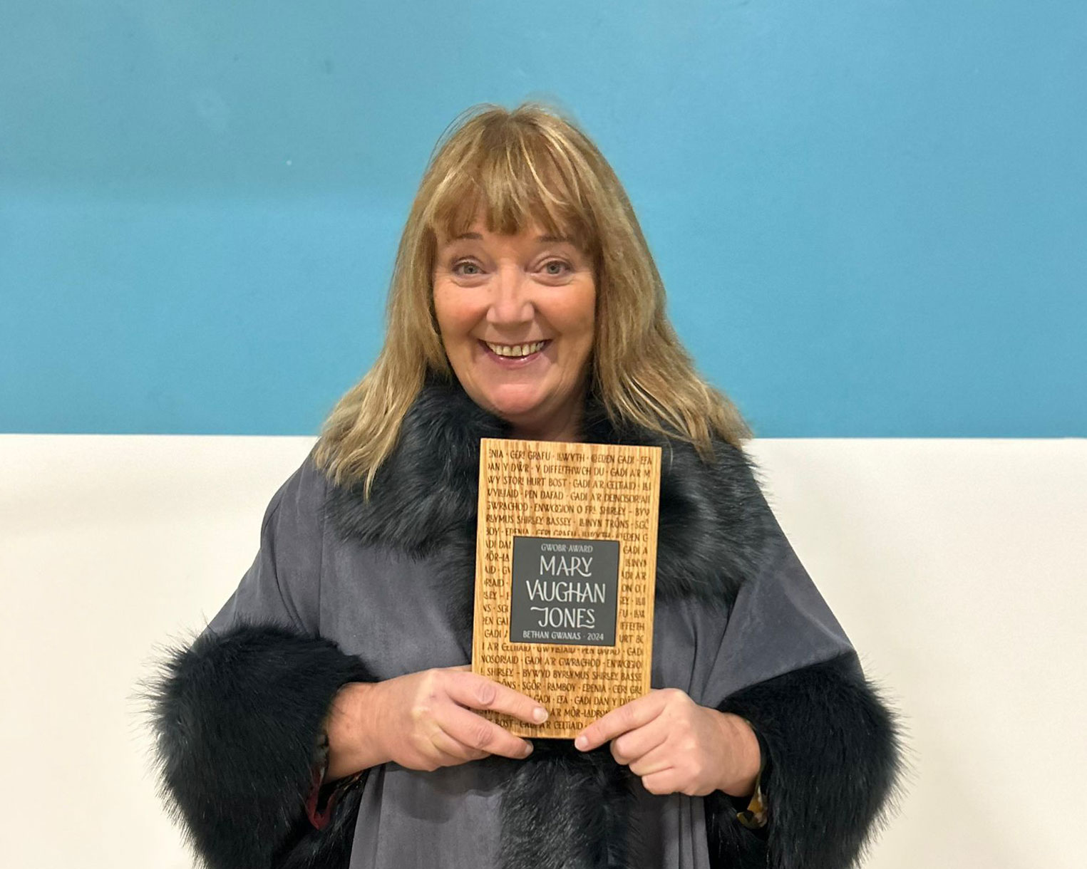 Bethan Gwanas poses with her Mary Vaughan Jones award in 2025.